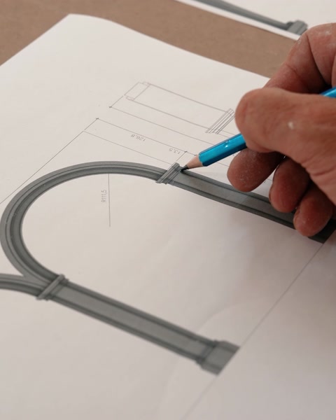 Un design di profilo curvo viene disegnato e segnato a mano su carta