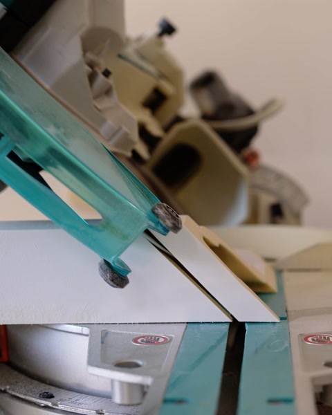 Un utensile da taglio taglia con precisione il pezzo di profilo