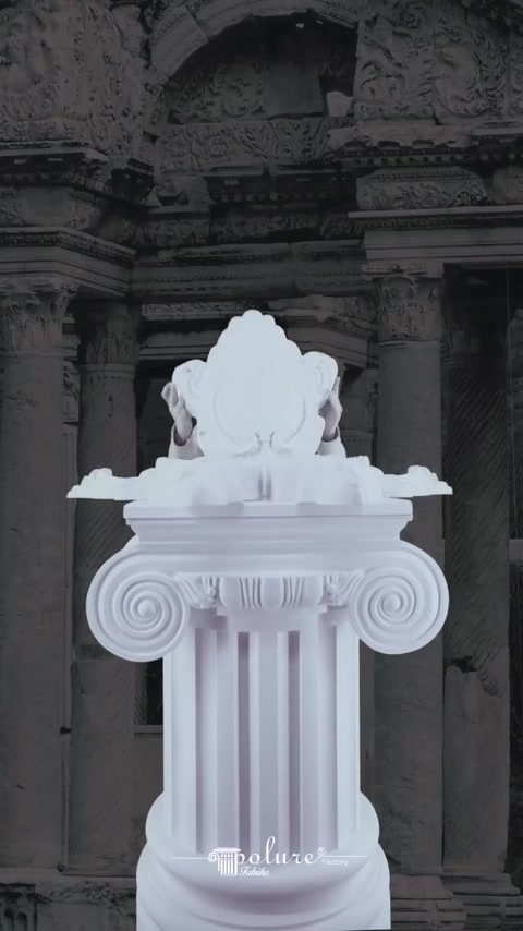 Il motivo centrale viene unito agli elementi decorativi del capitello