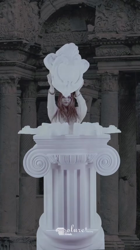 Un grande motivo in rilievo viene mostrato sul capitello completato