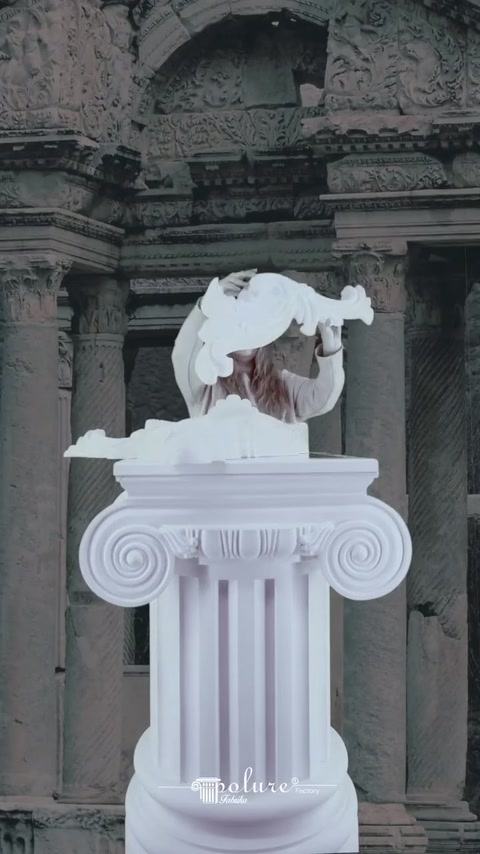 Video che mostra la fabbricazione di motivi decorativi per facciate esterne su capitelli in poliuretano