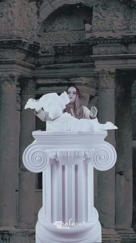 La curvatura decorativa laterale viene avvicinata alla composizione sul capitello della colonna