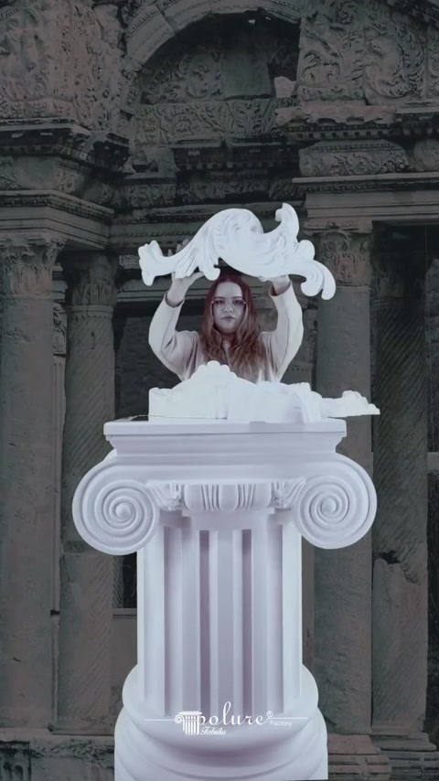 L'ornamento superiore a foglie lunghe viene sollevato per l'aggiunta al capitello della colonna