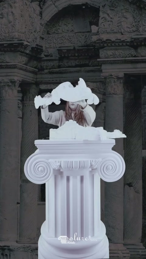 Il pezzo ricurvo simmetrico viene abbassato sopra i motivi sul capitello