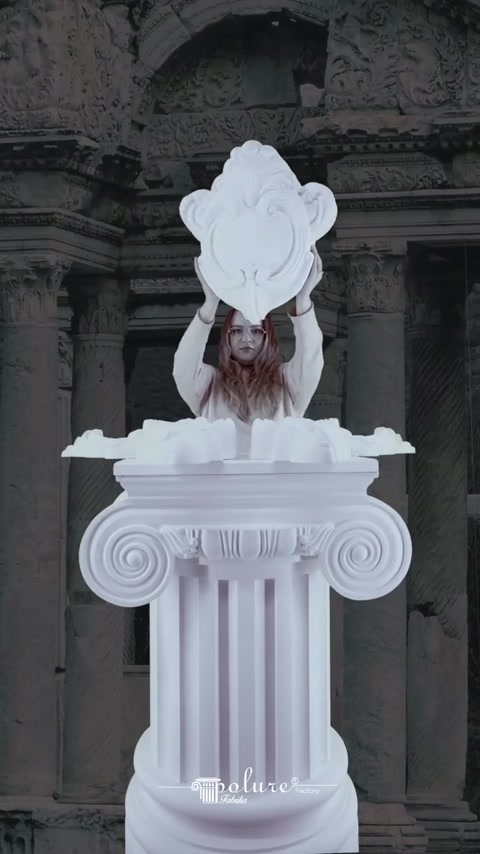Il grande ornamento centrale ovale viene sollevato sopra la colonna scanalata