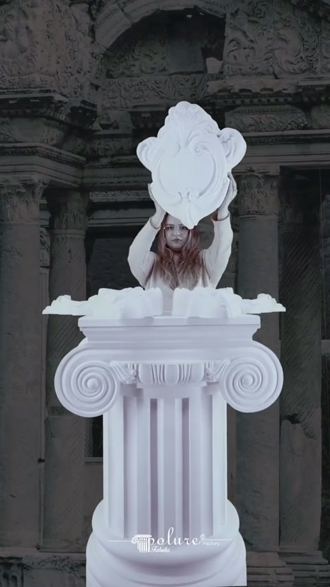 Il pannello a rilievo ovale viene esposto verticalmente davanti al capitello della colonna