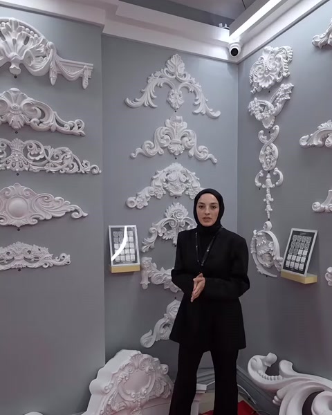Farklı taç ve duvar süsü modellerinin bulunduğu sergi alanı görülüyor
