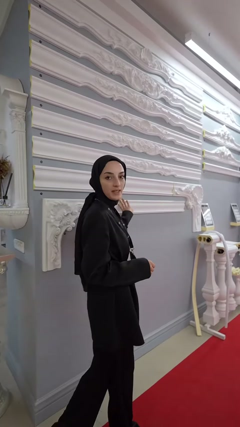 Sunucu farklı kalınlıklardaki düz ve kabartmalı duvar profillerini inceliyor.