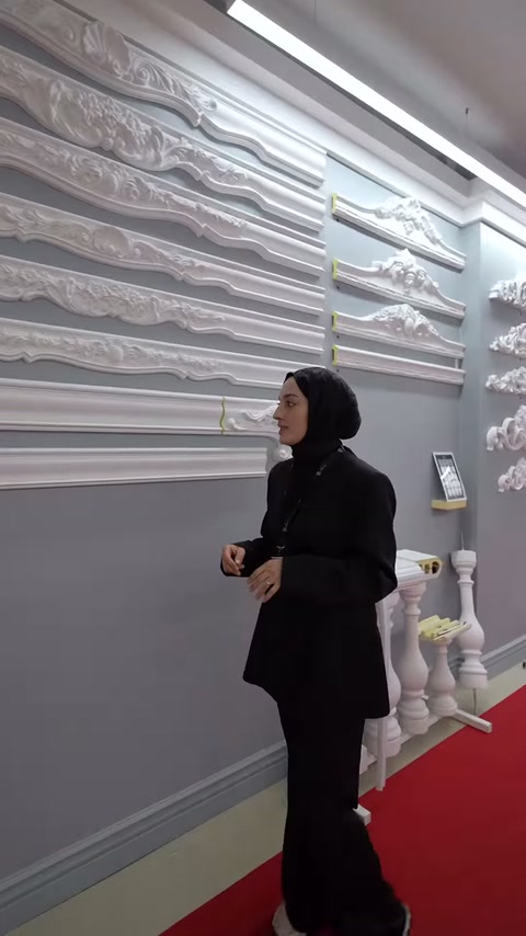 Sunucu yatay profillerin yanındaki kabartmalı köşe süslerini gösteriyor.