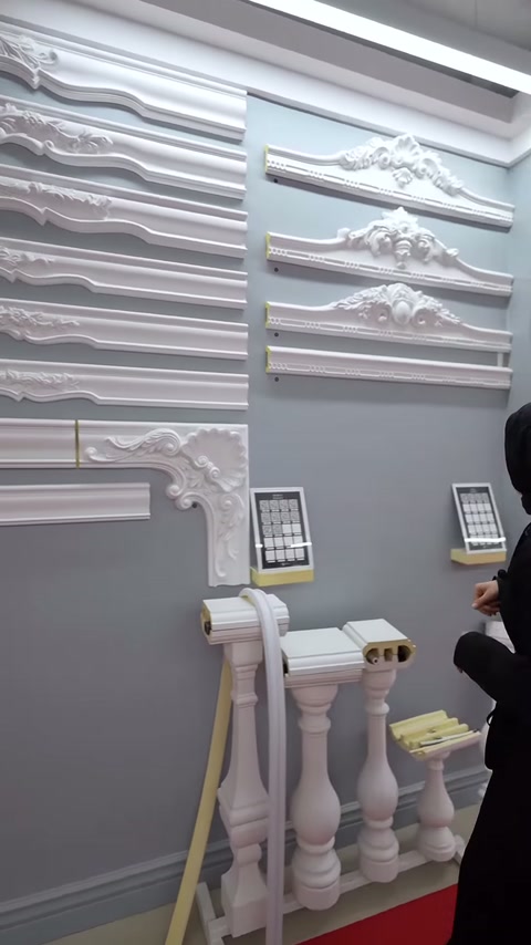 Beyaz profil sıraları, taç süsleri ve korkuluk parçaları sergileniyor.