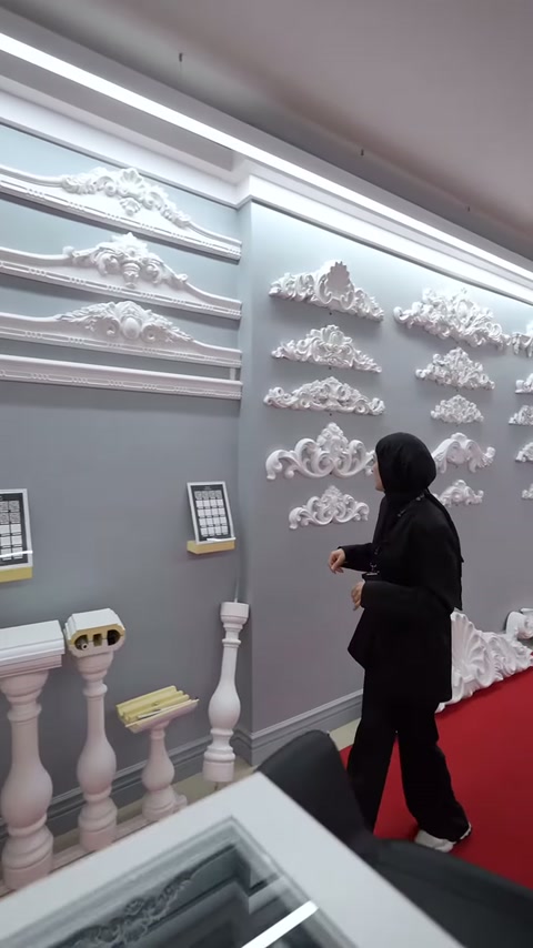 Sunucu farklı biçimlerde dizilmiş beyaz kabartmalı süslemelere yöneliyor.