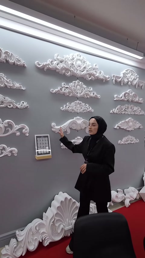 Gri paneldeki kabartmalı çiçek desenleri farklı formlarıyla sergileniyor.