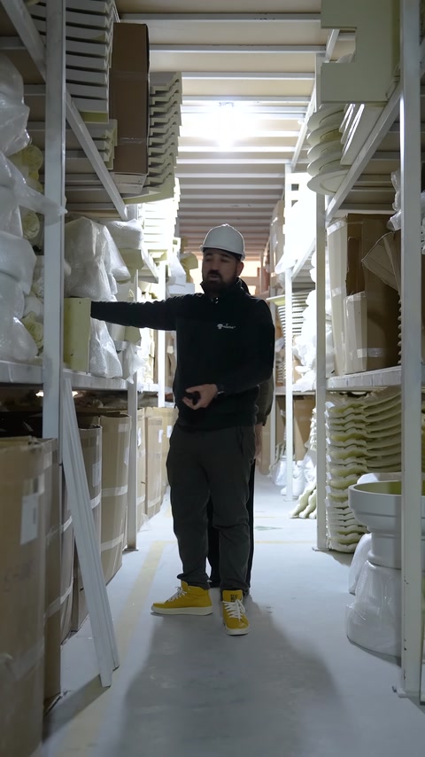 La leggerezza di un prodotto decorativo viene mostrata in un corridoio circondato da scaffali