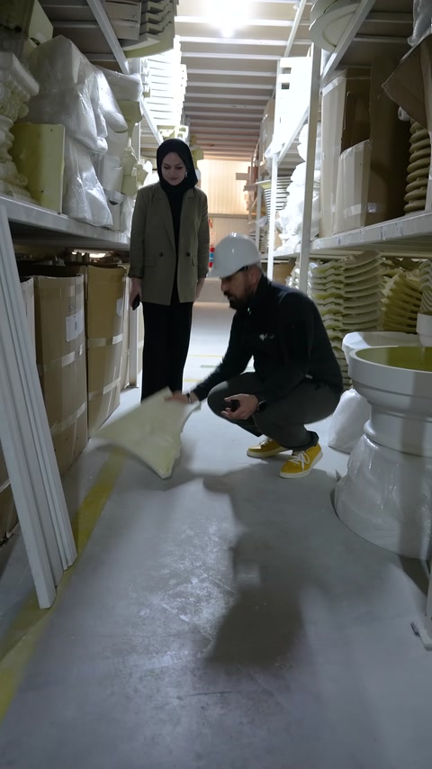 I dettagli del bordo e della superficie del prodotto decorativo vengono esaminati da vicino