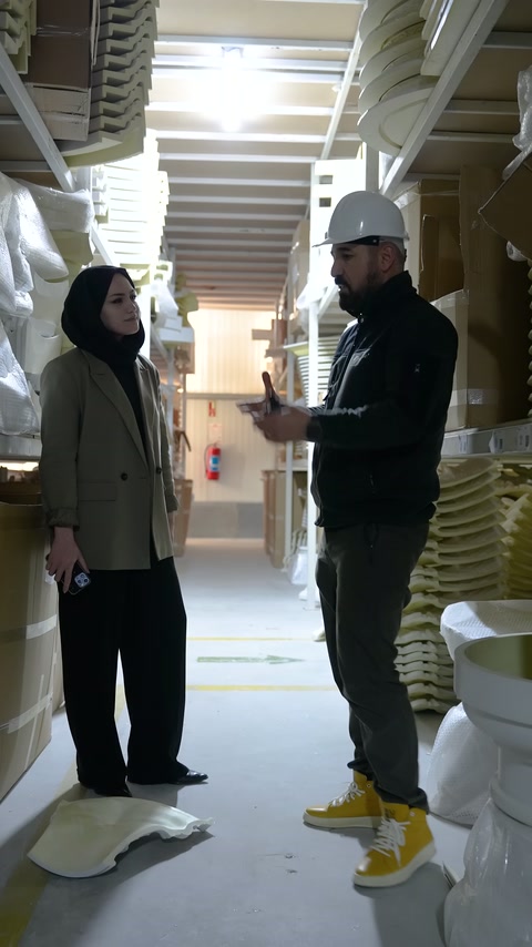 Structure of decorative pieces mutually evaluated in the shelved corridor
