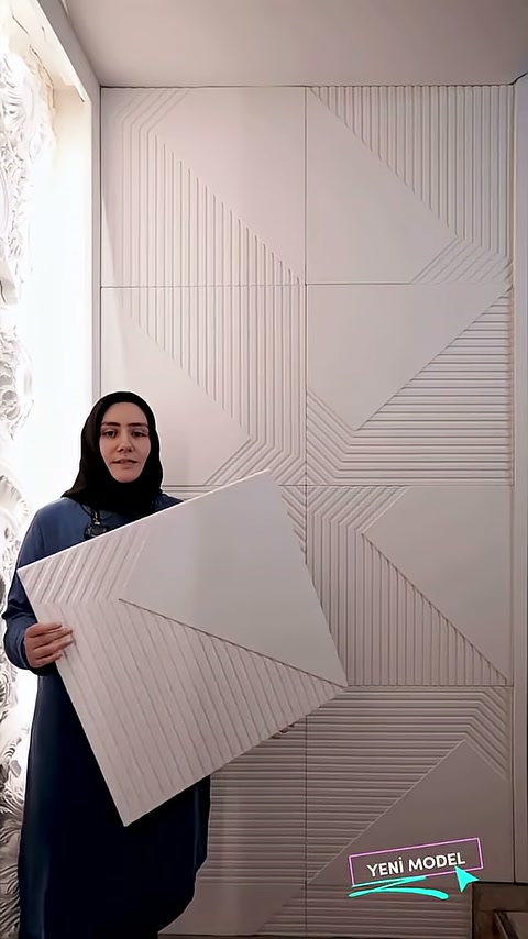 Pannello in poliuretano con superficie rigata, presentato insieme a una parete interna con pattern decorativo.