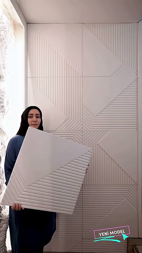 Rilievi diagonali del pannello quadrato mostrati davanti a pannelli applicati sulla parete.