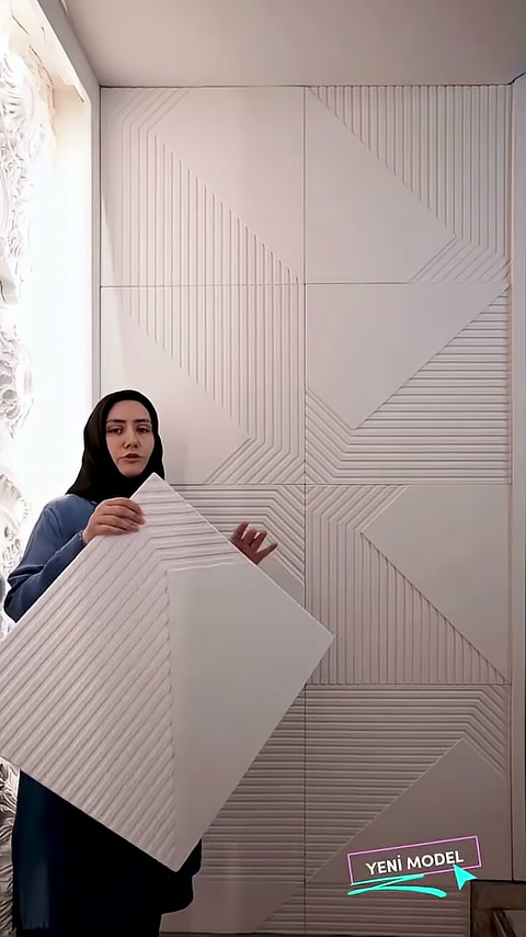 Espositore presenta il pannello decorativo con linee che si estendono in diverse direzioni.