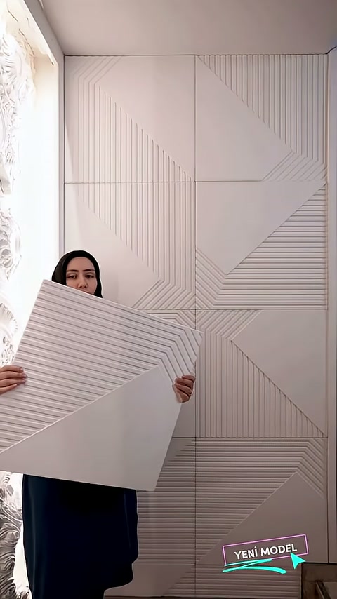 Trama con linee parallele del pannello decorativo, presentata da vicino davanti a una parete completata.