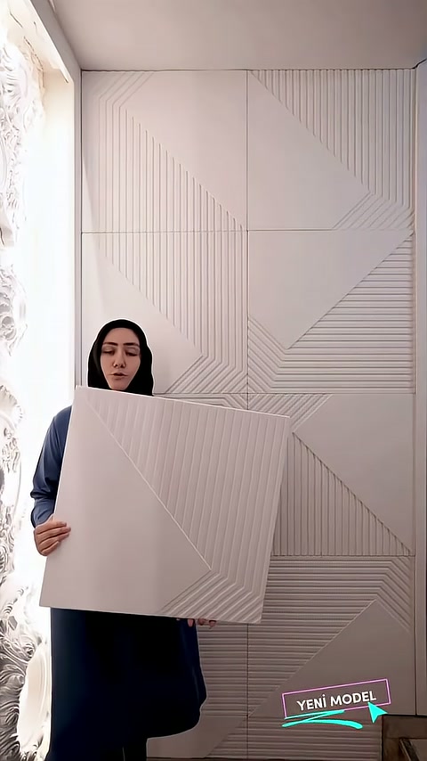Superficie del grande pannello mostra divisioni diagonali e solchi paralleli insieme.