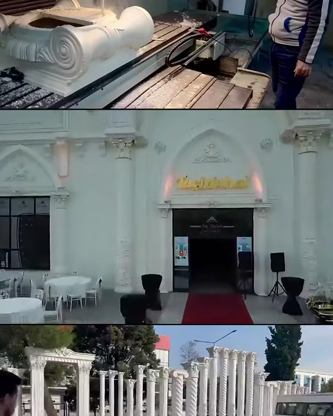 Salonun kemerli ana girişi ve sıralanmış dekoratif korkuluklar görülüyor