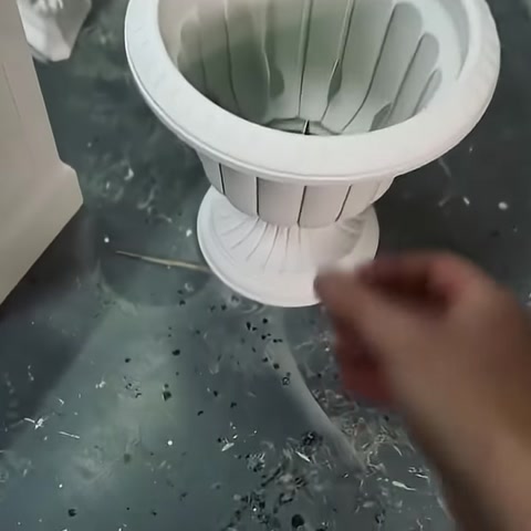 Poliüretan Üzeri Plastik Saksı, Dekoratif Dış ve İç Mekan Saksılarının İmalatı Fabrikadan Halka — 0:03