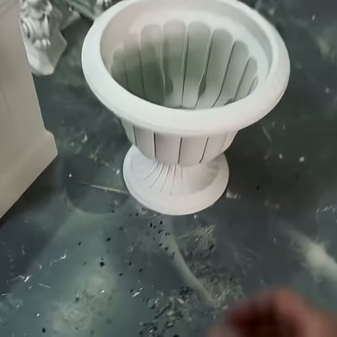 Üstten bakışta saksının dilimli iç yüzeyi ve ağız çemberi görülüyor.
