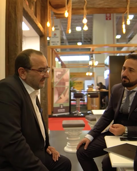 Uomini d'affari discutono campioni di prodotti allo stand espositivo Polure