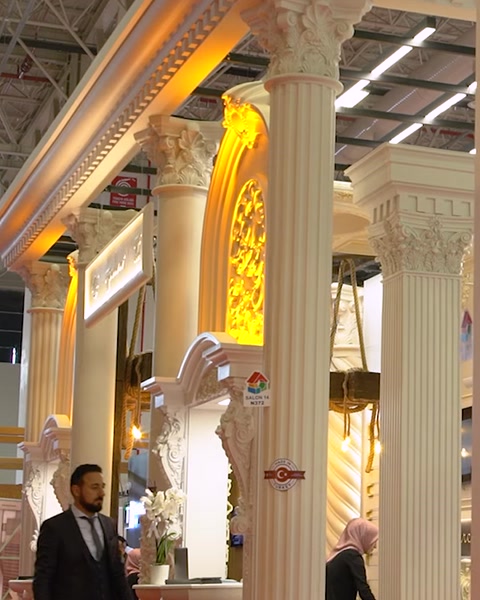 Colonne in poliuretano illuminate e arco decorano l'interno dello stand espositivo