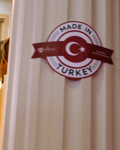 Logo emblema Made in Turkey visualizzato sullo stand espositivo