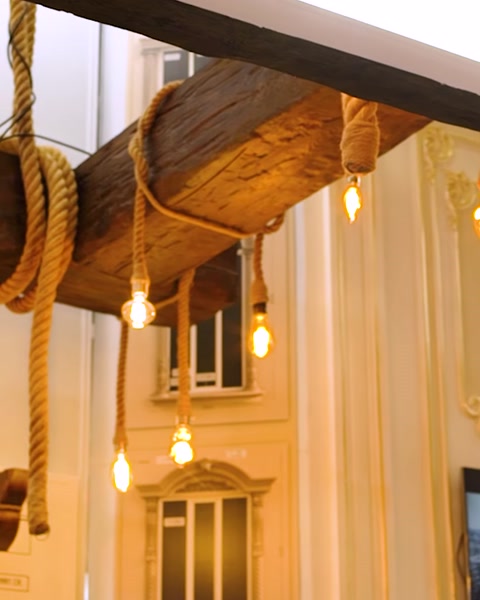 Dettaglio ravvicinato di trave in legno decorativo e soffitto in corda