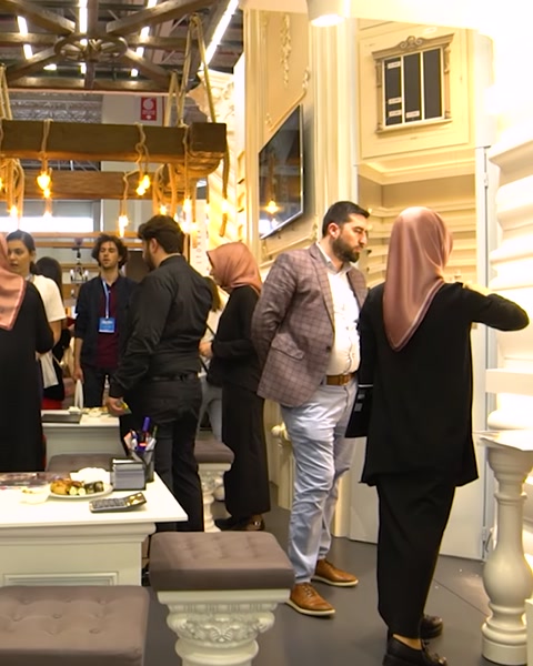 Visitatori riuniti attorno all'area di seduta con colonne decorative