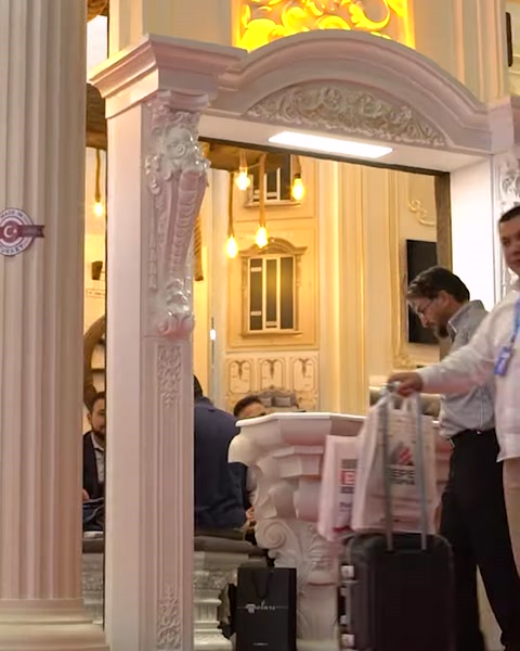Arco decorativo e ingresso colonna con prodotti confezionati nelle vicinanze