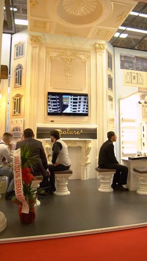 Televisione a parete mostra presentazione accanto a colonne decorative