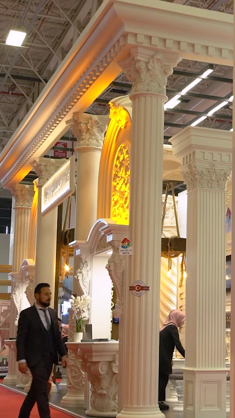 Colonne in poliuretano illuminate e arco decorano l'interno dello stand espositivo