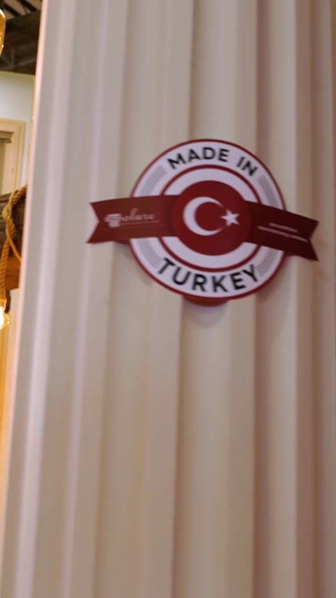 Logo emblema Made in Turkey visualizzato sullo stand espositivo