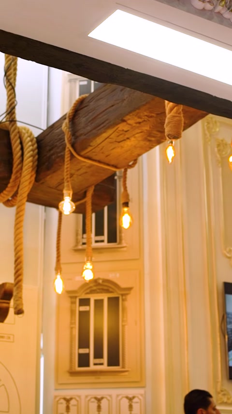 Dettaglio ravvicinato di trave in legno decorativo e soffitto in corda