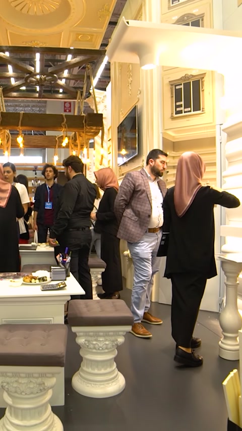 Visitatori riuniti attorno all'area di seduta con colonne decorative