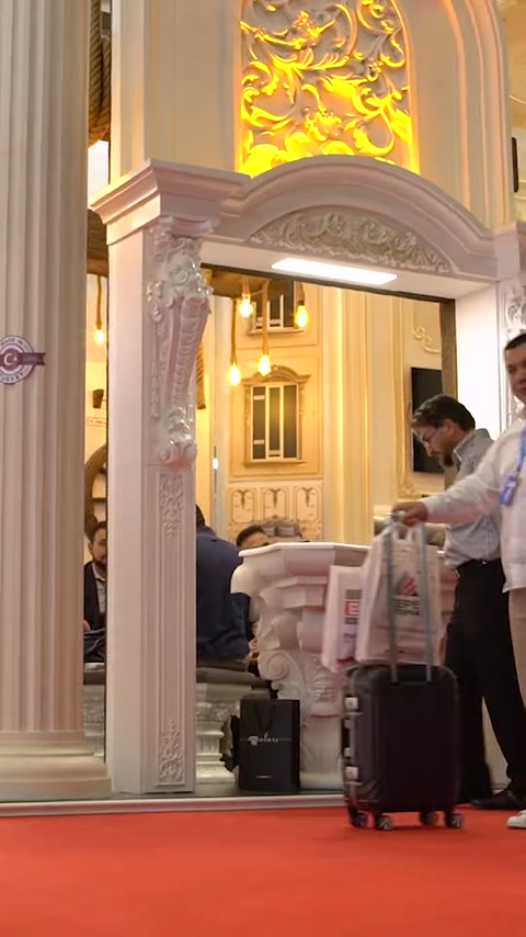 Arco decorativo e ingresso colonna con prodotti confezionati nelle vicinanze
