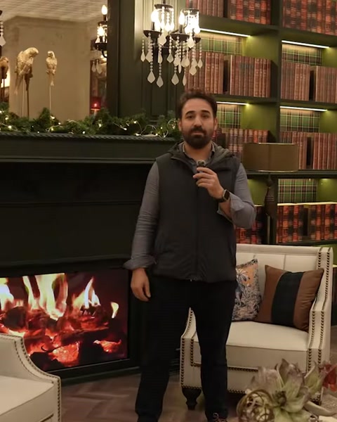 Dekoratif şömine kuşaklı kitaplık duvarı ve oturma grubu