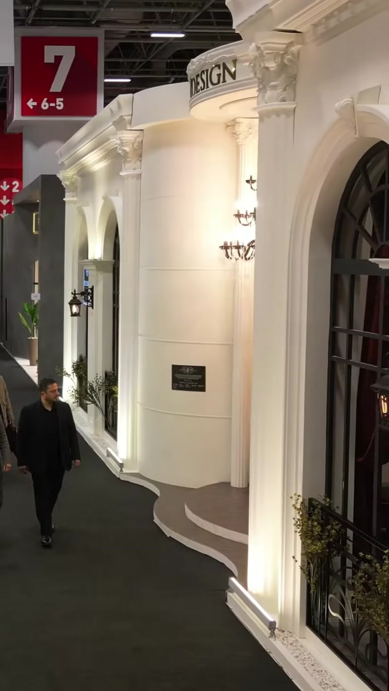 Decorazione e installazione di uno stand per fiera del tappeto con prodotti in poliuretano