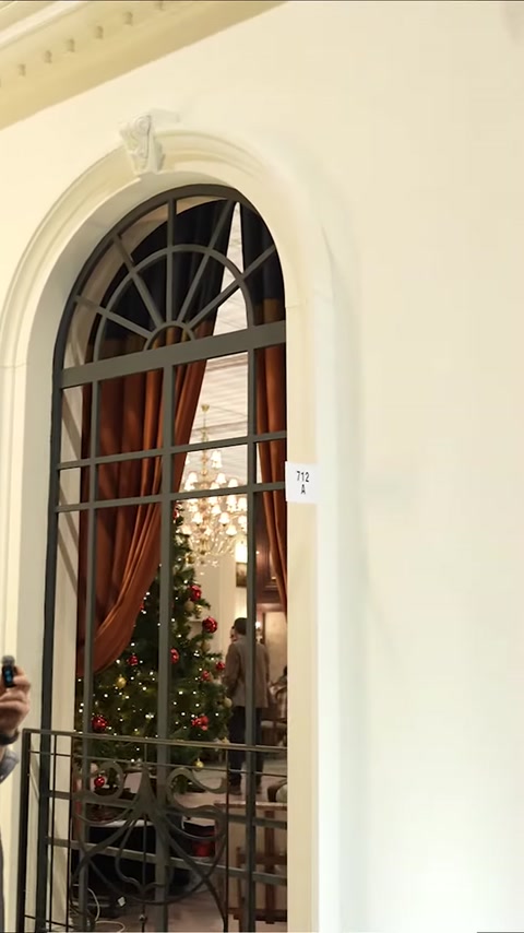 Vista ravvicinata di un arco con infissi neri e colonne decorative