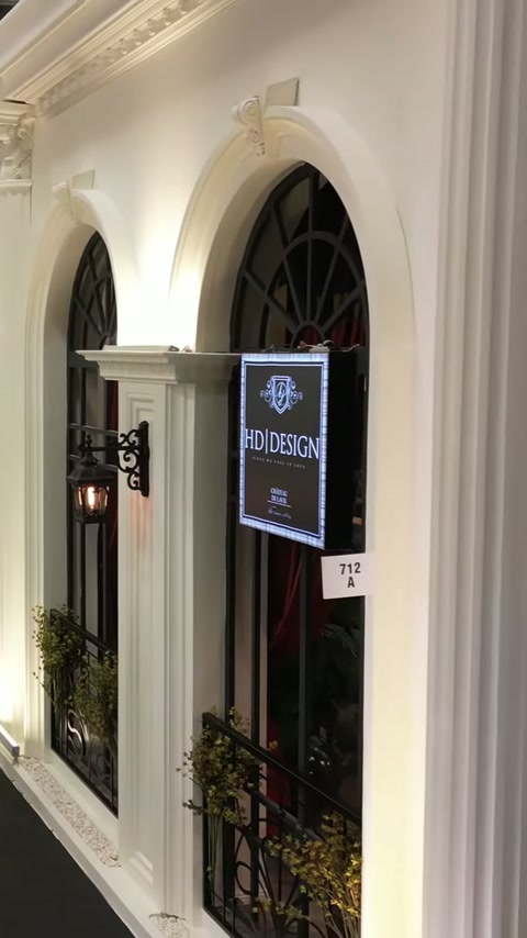 La facciata dell'ingresso ad arco è esposta con capitelli decorativi e ringhiera nera