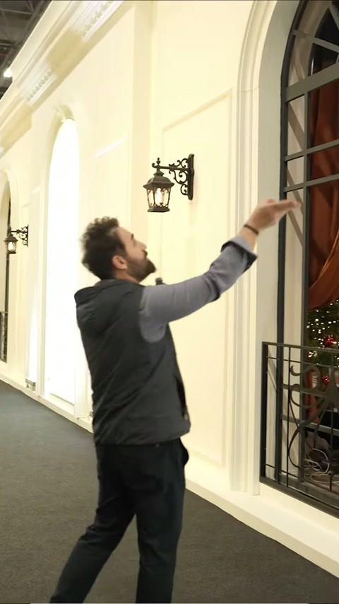 Il presentatore mostra la decorazione nella parte superiore del sovrapporto dell'arco completato