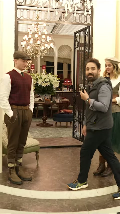 Dall'ingresso ad arco si accede alla sala dello stand con lampadario e mobili classici
