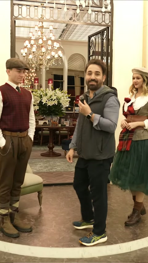 Davanti all'ingresso in ferro battuto si vedono il presentatore e hostess in abiti d'epoca