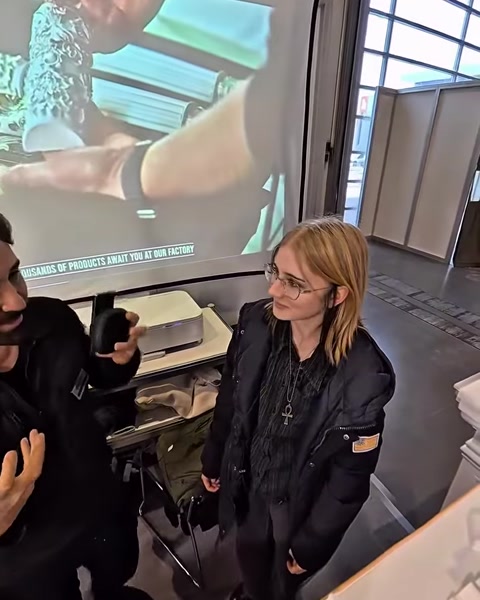 Primo piano di una mano che regola un comando per la realtà virtuale durante una dimostrazione di percorso architettonico