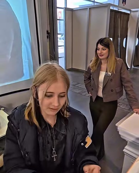 Due donne accanto al bancone dello stand con elementi decorativi in poliuretano