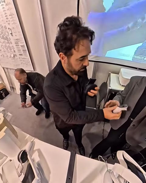 Un uomo tiene un comando per la realtà virtuale mentre lo schermo mostra un modello architettonico tridimensionale
