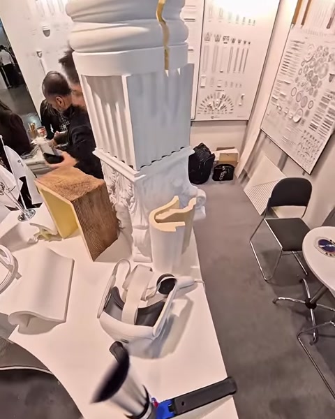 Campione di colonna in poliuretano esposto accanto a un blocco con texture del legno su un supporto